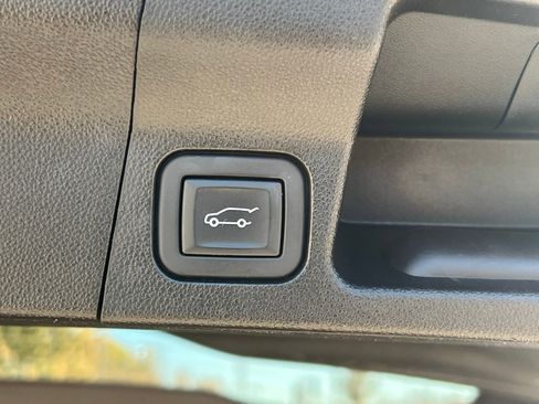 Used 2023 GMC Acadia SLT image 17