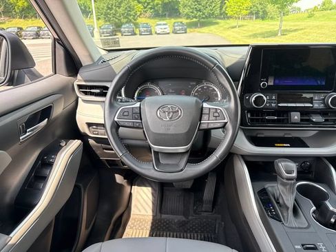 Used 2023 Toyota Highlander XLE AWD/4WD image 21
