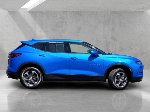 Used 2025 Chevrolet Blazer LT FWD image 3