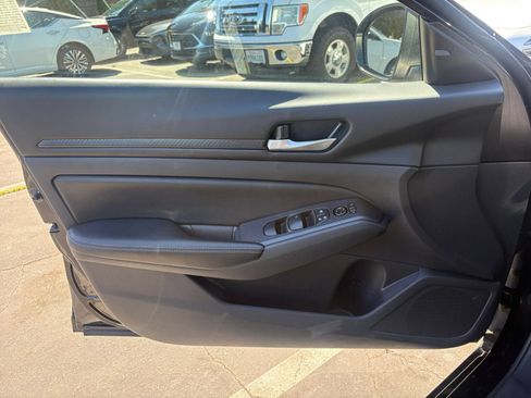 Used 2025 Nissan Altima 2.5 SV FWD image 18