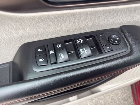 Used 2018 Chrysler Pacifica Touring-L FWD image 11