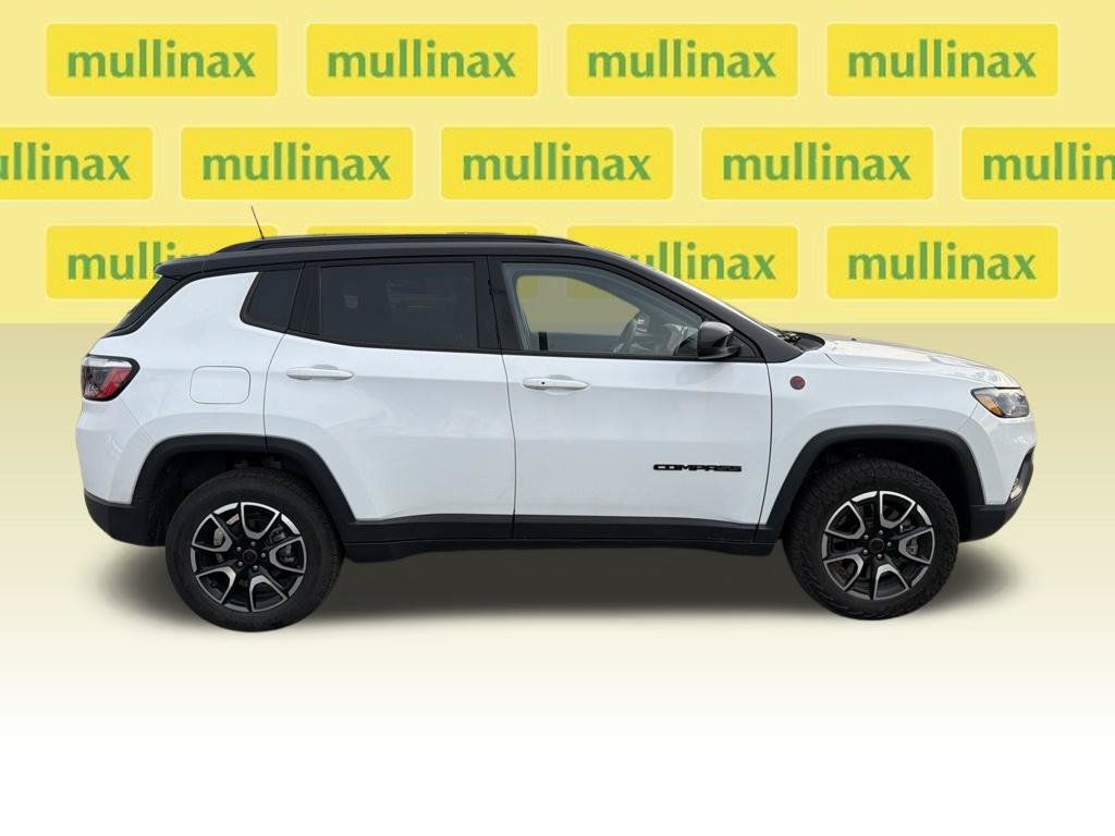 Used 2025 Jeep Compass Trailhawk AWD/4WD image 12