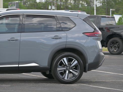 Used 2023 Nissan Rogue SL w/ SL Premium Package image 6