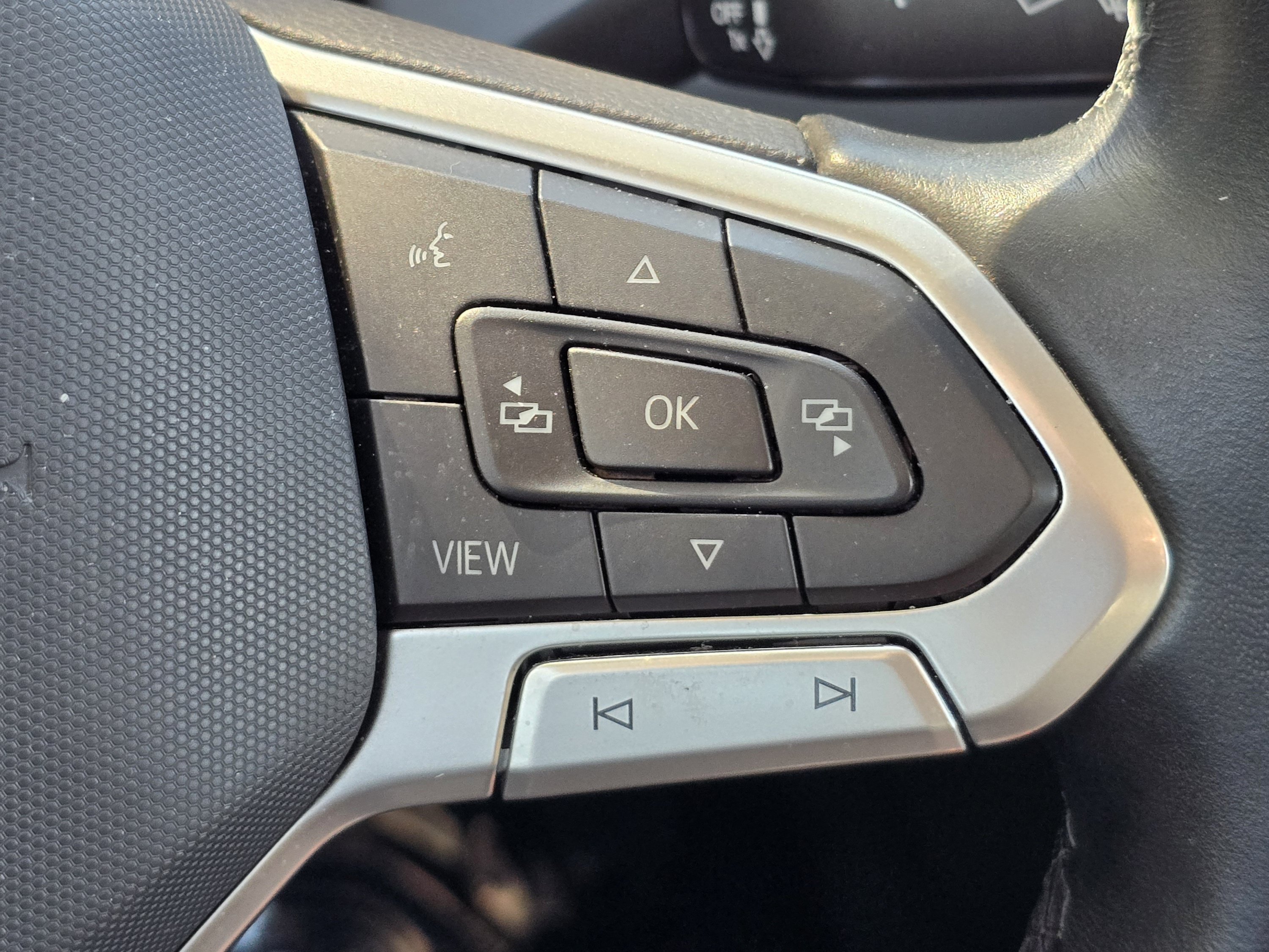 Used 2025 Volkswagen Jetta SE FWD image 14