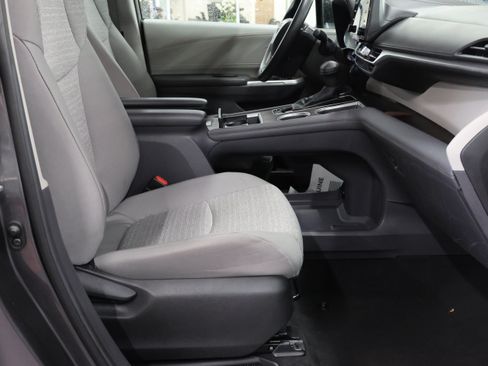 Used 2024 Toyota Sienna LE AWD/4WD image 43