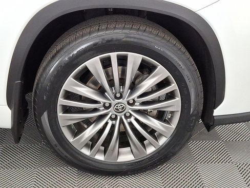 Used 2022 Toyota Highlander Platinum AWD/4WD image 19