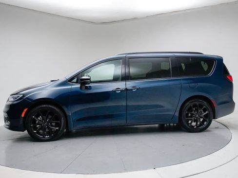 Used 2025 Chrysler Pacifica Limited FWD image 3