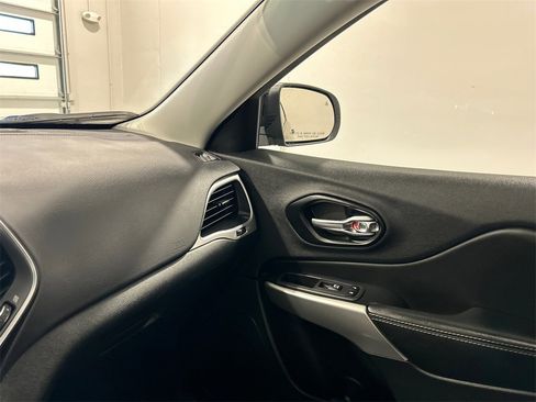 Used 2022 Jeep Cherokee Latitude w/ Sun & Sound Group image 26