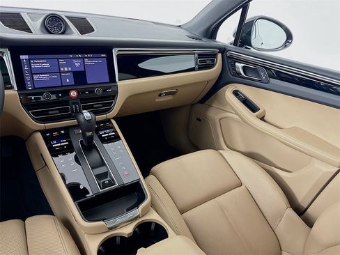 Certified 2025 Porsche Macan image 27