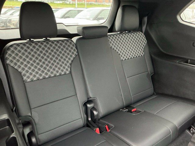 Used 2025 GMC Acadia Denali w/ Super Cruise Package FWD image 28