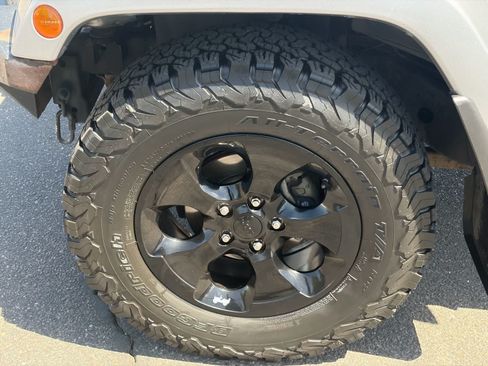 Used 2015 Jeep Wrangler Unlimited Sahara AWD/4WD image 9