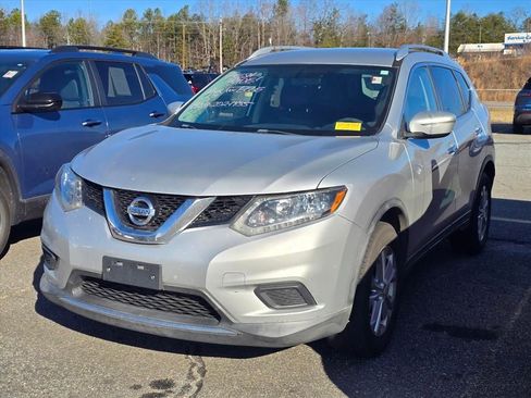 Used 2015 Nissan Rogue SV image 2