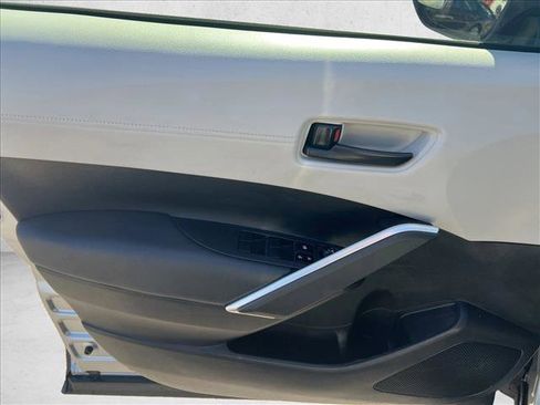 Used 2024 Toyota Corolla Cross L image 12