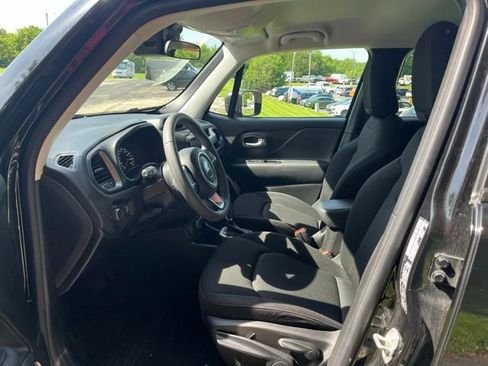 Used 2023 Jeep Renegade Latitude AWD/4WD image 12