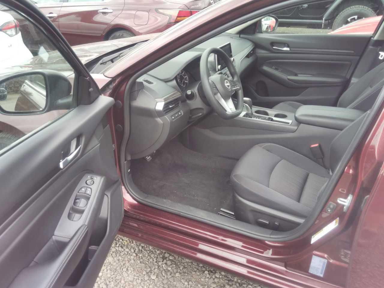 Used 2025 Nissan Altima 2.5 SV FWD image 6