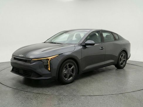 Used 2025 Kia K4 LXS image 3