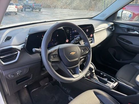 Used 2025 Chevrolet TrailBlazer LT AWD/4WD image 17