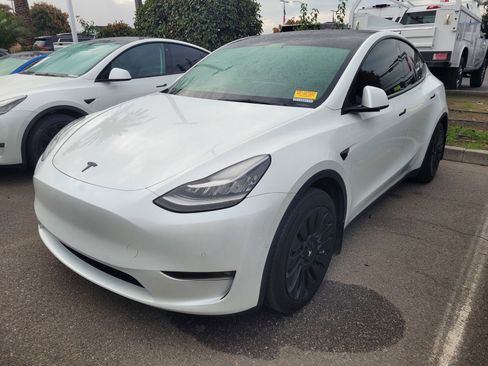 Used 2021 Tesla Model Y Long Range image 2