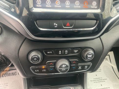 Used 2019 Jeep Cherokee Limited image 25