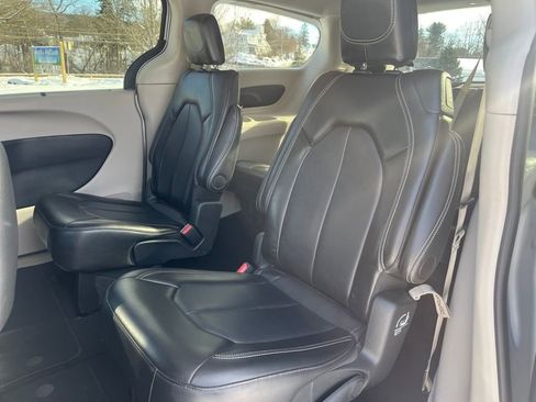 Used 2024 Chrysler Pacifica Touring-L image 31
