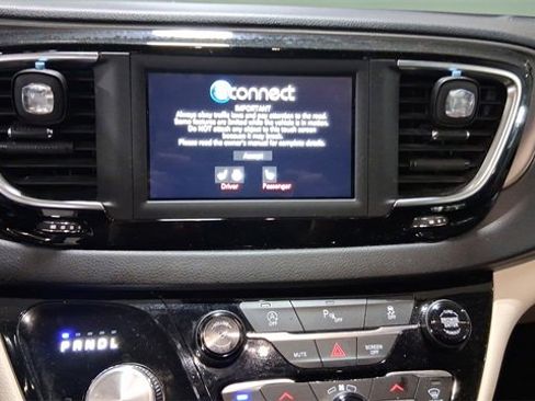 Used 2020 Chrysler Pacifica Touring-L image 11