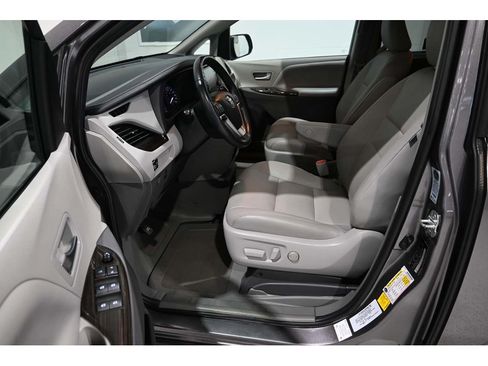 Used 2020 Toyota Sienna XLE FWD image 13