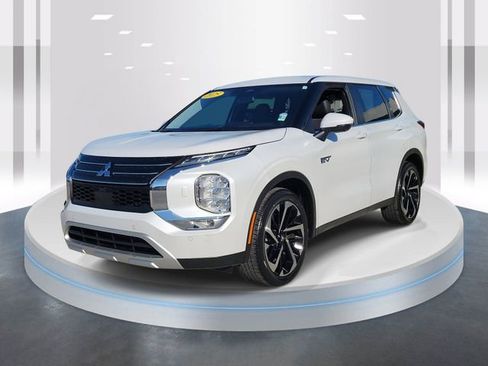 Used 2025 Mitsubishi Outlander SE image 3