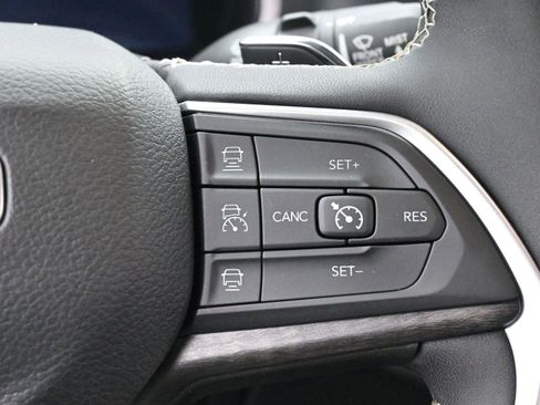 Used 2023 Jeep Grand Cherokee Limited w/ Luxury Tech Group II image 19