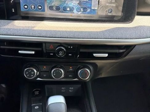 Used 2025 Nissan Kicks SV AWD/4WD image 16