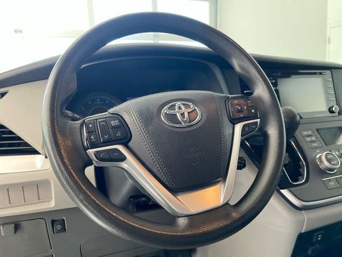 Used 2020 Toyota Sienna LE w/ Carpet Mat Package FWD image 14