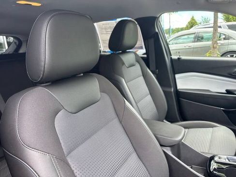 Used 2025 Chevrolet Trax LT FWD image 10