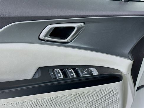 Used 2024 Kia Carnival LX image 15