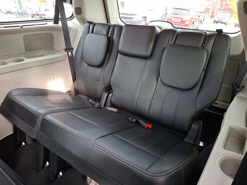 Used 2016 Chrysler Town & Country Touring-L image 11