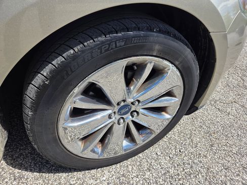 Used 2010 Ford Taurus Limited AWD/4WD image 13