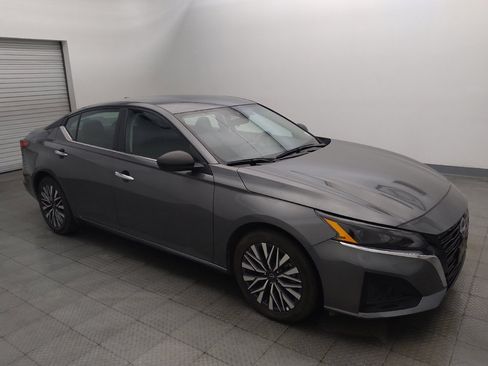Used 2025 Nissan Altima 2.5 SV FWD image 11