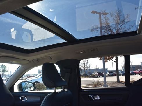 Used 2025 Volvo XC40 B5 Plus image 19