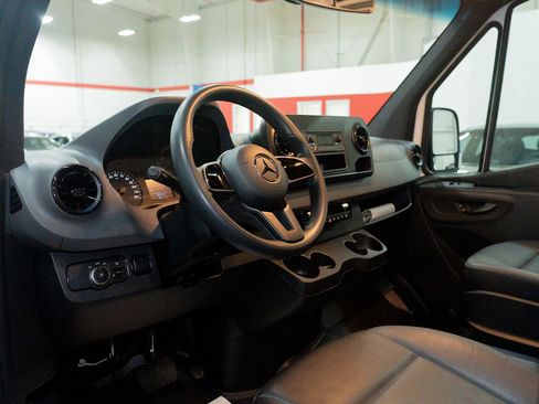Used 2019 Mercedes-Benz Sprinter 2500 image 17