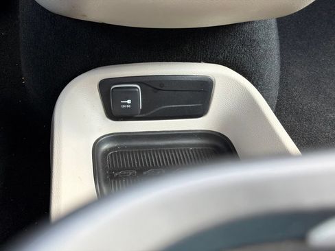 Used 2024 Chrysler Pacifica Touring-L FWD image 36