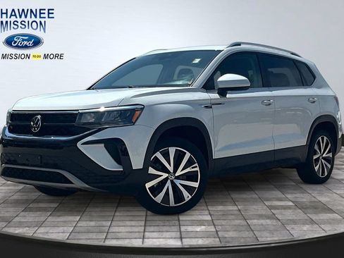 Used 2024 Volkswagen Taos SE FWD image 1