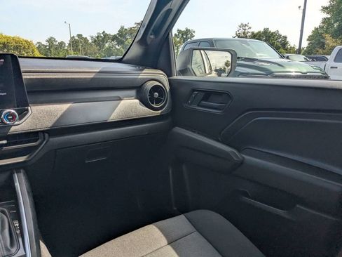 Used 2025 Chevrolet Colorado W/T RWD image 17
