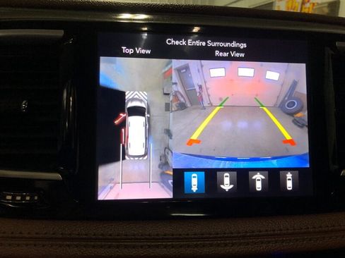 Used 2018 Chrysler Pacifica Limited w/ Tire & Wheel Group FWD image 19