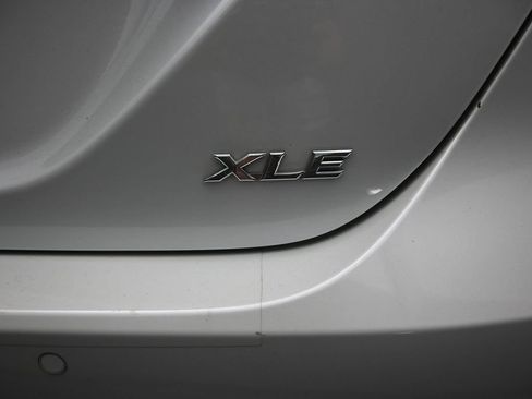 Used 2018 Toyota Camry XLE FWD image 11