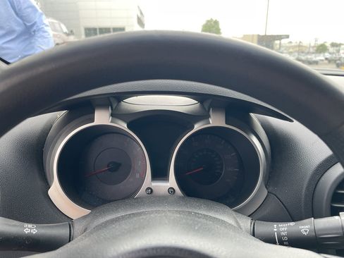 Used 2013 Nissan Juke S FWD image 11