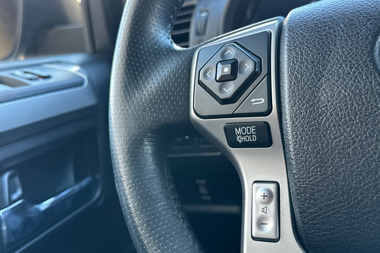 Used 2018 Toyota 4Runner SR5 AWD/4WD image 36