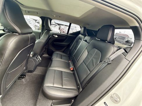 Used 2024 Volvo XC40 B5 Plus image 27