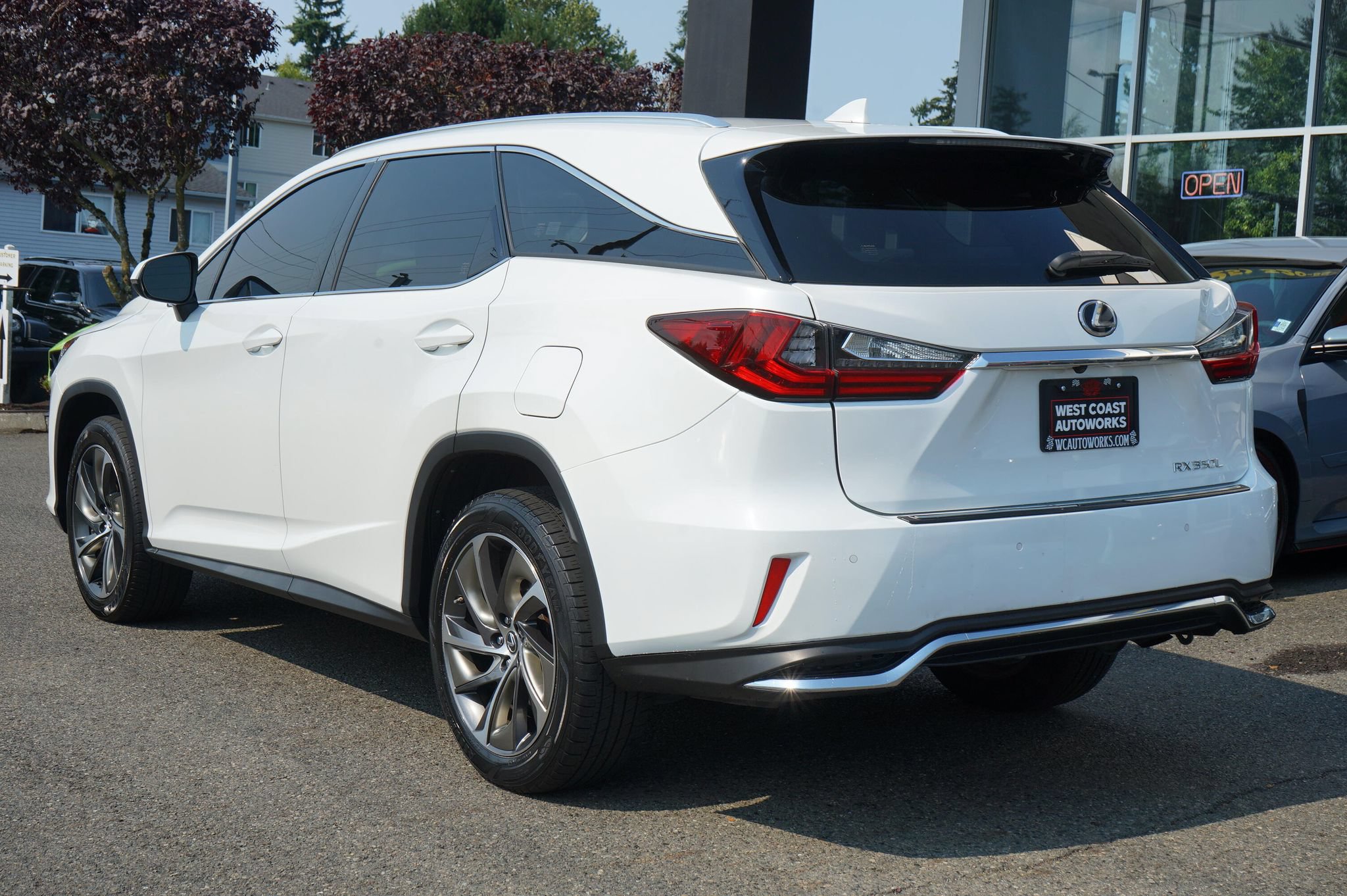 Used 2019 Lexus RX 350L Luxury w/ Accessory Package AWD/4WD image 3