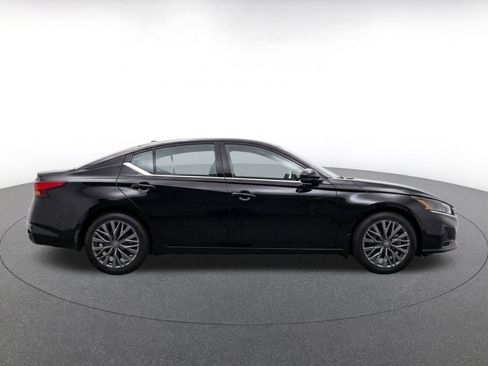 Used 2025 Nissan Altima 2.5 SV FWD image 11