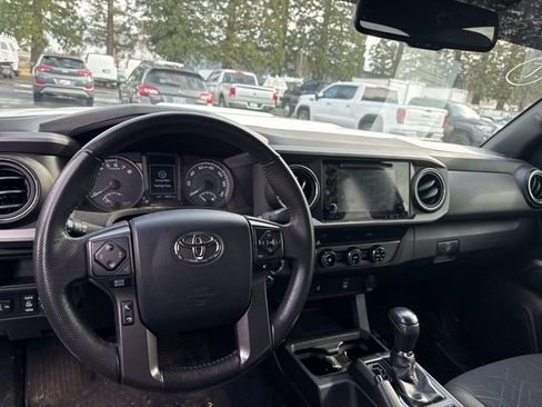 Used 2017 Toyota Tacoma TRD Sport w/ Tow Package (A/T) image 11
