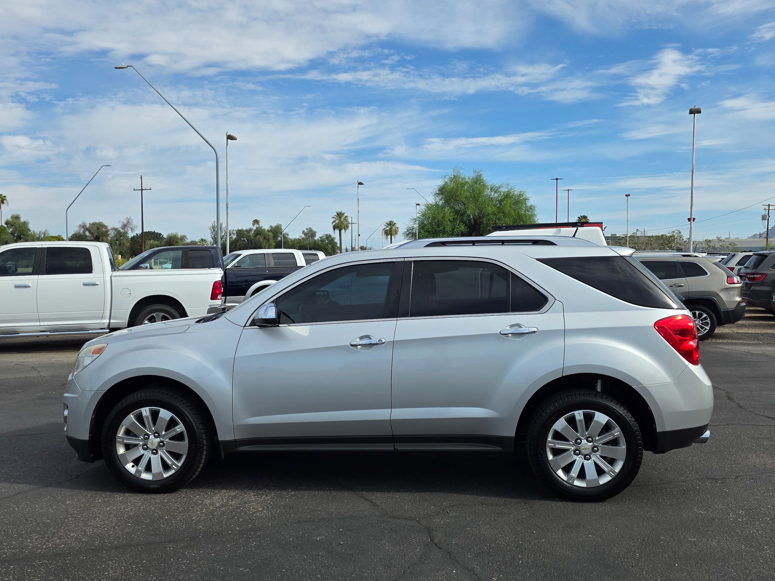Used 2010 Chevrolet Equinox LT w/ Chrome Appearance Package FWD image 2
