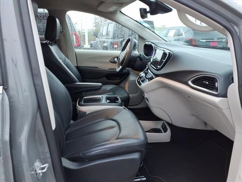 Used 2023 Chrysler Pacifica Touring-L image 16